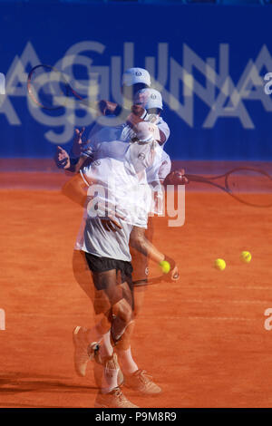 Umag, Kroatien, Umag: Martin Klizan der Slowakei hits eine Rückkehr zu Robin Haase von Holland während der Singles match Klizan v Haase bei der ATP 29 Plava laguna Kroatien Umag Turnier am am Goran Ivanisevic ATP-Stadion, am 19. Juli 2018 in Umag. Quelle: Andrea Spinelli/Alamy leben Nachrichten Stockfoto