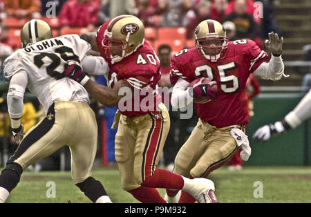 San Francisco, Kalifornien, USA. 10 Dez, 2000. San Francisco 49ers gegen New Orleans Saints im Candlestick Park Sonntag, 10. Dezember 2000. Saints Beat 49ers 31-27. San Francisco 49ers voll zurück Fred Beasley (40 Blöcke) zurück laufen Charlie Garner Credit: Al Golub/ZUMA Draht/Alamy leben Nachrichten Stockfoto