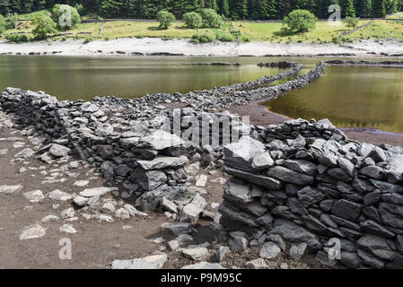 Haweswater, Cumbria UK. Juli 2018. Ein offensichtlicher Eingang in ein altes Anwesen, das abgerissen wurde, um Platz für das Wasser zu machen, das jetzt das Tal füllt. Mardale Green wurde evakuiert, um Platz für das Haweswater Reservoir zu schaffen, das in den 1930er Jahren gefüllt wurde, um Trinkwasser nach Manchester über 80 Meilen entfernt zu pumpen. Bild vom 19.07.2018. Quelle: Stop Press Media/Alamy Live News Stockfoto