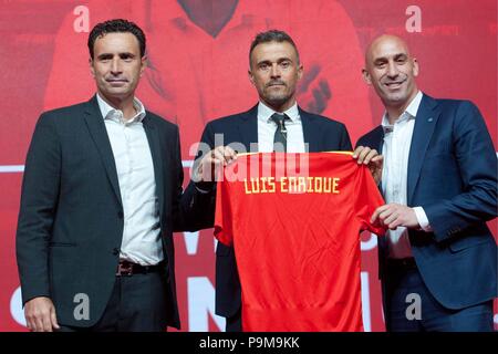 Luis Enrique Martínez, ehemaliger Trainer von Barcelona, als der neue Trainer von Spanien an der Ciudad Del Futbol de Las Rozas, Madrid, Spanien, 19. Juli 2018. Quilez/711/Cordon drücken Sie Luis Rubiales, Präsident der RFEF und José Francisco Molina, neuen Sport Direktor Stockfoto