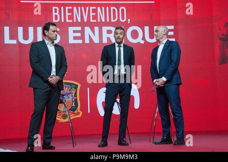 Luis Enrique Martínez, ehemaliger Trainer von Barcelona, als der neue Trainer von Spanien an der Ciudad Del Futbol de Las Rozas, Madrid, Spanien, 19. Juli 2018. Quilez/711/Cordon drücken Sie Luis Rubiales, Präsident der RFEF und José Francisco Molina, neuen Sport Direktor Stockfoto