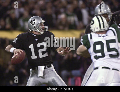 Oakland, Kalifornien, USA. 10 Dez, 2000. Oakland Raiders gegen New York Jets an den Oakland Alameda County Coliseum Sonntag, 10. Dezember 2000. Räuber schlagen Jets 31-7. Oakland Raiders Quarterback Rich Gannon Credit: Al Golub/ZUMA Draht/Alamy leben Nachrichten Stockfoto