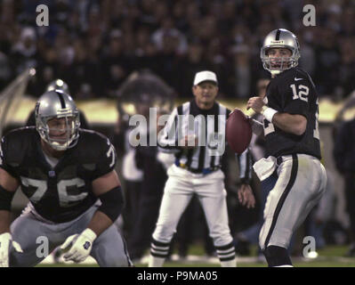 Oakland, Kalifornien, USA. 10 Dez, 2000. Oakland Raiders gegen New York Jets an den Oakland Alameda County Coliseum Sonntag, 10. Dezember 2000. Räuber schlagen Jets 31-7. Oakland Raiders Quarterback Rich Gannon Credit: Al Golub/ZUMA Draht/Alamy leben Nachrichten Stockfoto