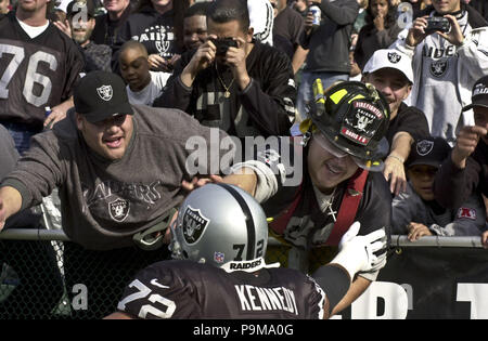 Oakland, Kalifornien, USA. 24 Dez, 2000. Oakland Raiders gegen Carolina Panthers an den Oakland Alameda County Coliseum Sonntag, 24 Dezember, 2000. Räuber schlagen Panthers 52-9. Raider fans Kain Lopez (Sacramento, CA) und Feuerwehrmann Blas Ayala (Davis, CA) Räuber grüße Angriff Lincoln Kennedy (72) vor dem Spiel. Credit: Al Golub/ZUMA Draht/Alamy leben Nachrichten Stockfoto