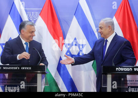 (180719) - Jerusalem, Juli 19, 2018 (Xinhua) - der israelische Premierminister Benjamin Netanjahu (R) und der ungarische Ministerpräsident Viktor Orban auf einer gemeinsamen Pressekonferenz in Jerusalem, am 19. Juli 2018 sorgen. Viktor Orban, für seine nationalistischen Politik, die die Sorgen der Jüdischen Gemeinschaft in Ungarn angesprochen haben, bekannt, versprach "Null Toleranz" für Antisemitismus bei einem Besuch in Israel Donnerstag. (Xinhua / JINI/Marc Israel Sellem) Stockfoto