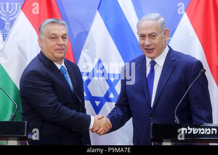 (180719) - Jerusalem, Juli 19, 2018 (Xinhua) - der israelische Premierminister Benjamin Netanjahu (R) schüttelt Hände mit ungarische Ministerpräsident Viktor Orban während einer gemeinsamen Pressekonferenz in Jerusalem, am 19. Juli 2018. Viktor Orban, für seine nationalistischen Politik, die die Sorgen der Jüdischen Gemeinschaft in Ungarn angesprochen haben, bekannt, versprach "Null Toleranz" für Antisemitismus bei einem Besuch in Israel Donnerstag. (Xinhua / JINI/Marc Israel Sellem) Stockfoto