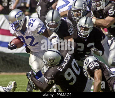 Oakland, Kalifornien, USA. 30 Sep, 2001. Oakland Raiders defensiver Grady Jackson (90) packt Seattle Seahawks zurück läuft Ricky Watters (32) am Sonntag, 30. September 2001 in Oakland, Kalifornien. Die Räuber besiegt die Seahawks 38-14. Credit: Al Golub/ZUMA Draht/Alamy leben Nachrichten Stockfoto