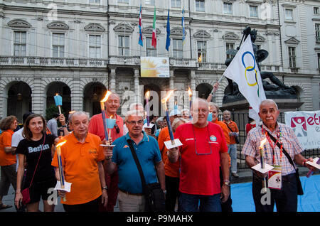 Turin, Piemont, Italien. 19. Juli 2018. Turin, Italy-July 19, 2018: die Menschen, die während der fackelzug Für die Kandidatur für die Olympischen Winterspiele in Turin 2026 Credit: Stefano Guidi/ZUMA Draht/Alamy leben Nachrichten Stockfoto