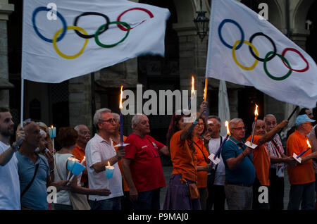 Turin, Piemont, Italien. 19. Juli 2018. Turin, Italy-July 19, 2018: die Menschen, die während der fackelzug Für die Kandidatur für die Olympischen Winterspiele in Turin 2026 Credit: Stefano Guidi/ZUMA Draht/Alamy leben Nachrichten Stockfoto