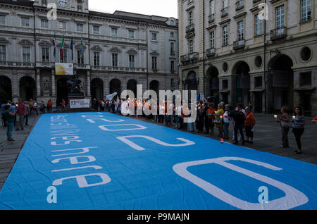 Turin, Piemont, Italien. 19. Juli 2018. Turin, Italy-July 19, 2018: die Menschen, die während der fackelzug Für die Kandidatur für die Olympischen Winterspiele in Turin 2026 Credit: Stefano Guidi/ZUMA Draht/Alamy leben Nachrichten Stockfoto