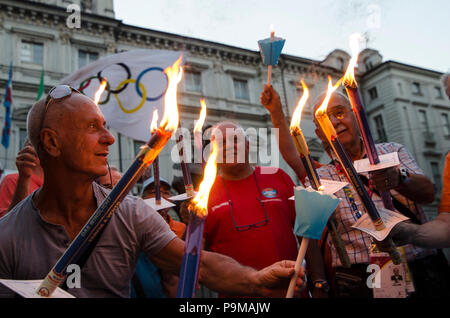 Turin, Piemont, Italien. 19. Juli 2018. Turin, Italy-July 19, 2018: die Menschen, die während der fackelzug Für die Kandidatur für die Olympischen Winterspiele in Turin 2026 Credit: Stefano Guidi/ZUMA Draht/Alamy leben Nachrichten Stockfoto