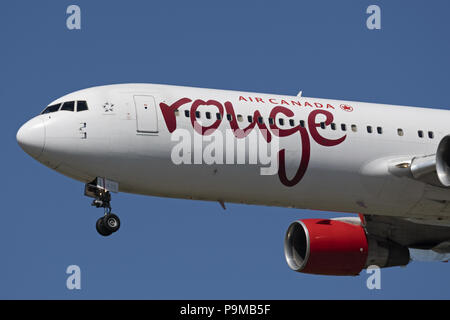 Richmond, British Columbia, Kanada. 14. Juli 2018. Ein Rouge Air Canada Boeing 767-300ER C-FMWY) wide-Body Jet Airliner Airborne auf Final Approach für die Landung. Credit: bayne Stanley/ZUMA Draht/Alamy leben Nachrichten Stockfoto