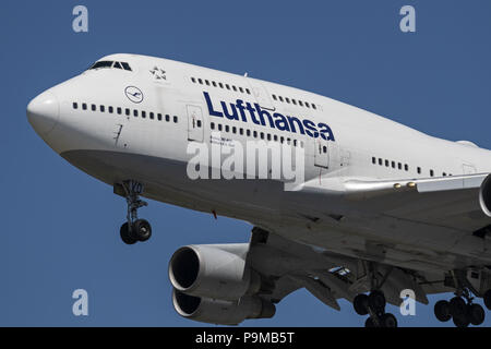 Richmond, British Columbia, Kanada. 14. Juli 2018. Ein Lufthansa Boeing 747-400 (D-ABVO) wide-Body Jet Airliner Airborne auf Final Approach für die Landung. Credit: bayne Stanley/ZUMA Draht/Alamy leben Nachrichten Stockfoto