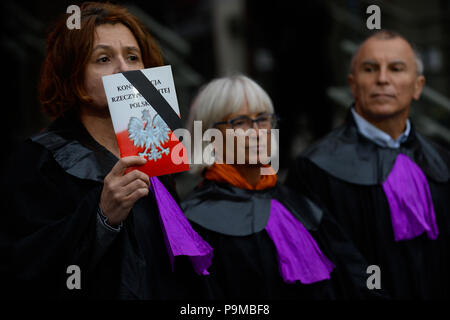 Krakau, Polen. 19. Juli 2018. Eine Frau, gekleidet wie eine Richterin am Obersten Gerichtshof gesehen mit einem polnischen Verfassung während des Protestes. Menschen gegen Reformen des Obersten Gerichtshofs und Nachfrage nach freien Gerichte in Krakau, Polen demonstrieren. Credit: Omar Marques/SOPA Images/ZUMA Draht/Alamy leben Nachrichten Stockfoto