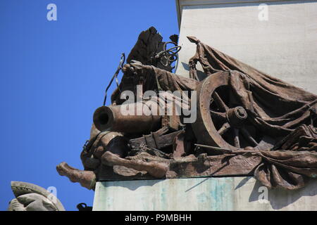 Bronze kanons und schwere Artillerie auf die Soldaten und Matrosen Monument Monument Circle in Indianapolis, Indiana. Stockfoto