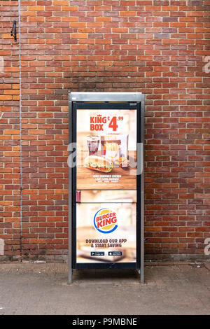 Burger King Werbung Plakate auf eine britische Telefonzelle Stockfoto