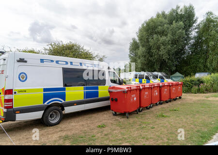 Linie der roten wheelie Bins im Queen Elizabeth Gärten Salisbury GROSSBRITANNIEN Stockfoto