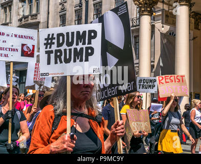 13. Juli 2018. Ein protestzug Rallye fand gegen den amerikanischen Präsidenten Donald Trump Besuch in Großbritannien. Anti-Trump Demonstranten in Central London. Stockfoto