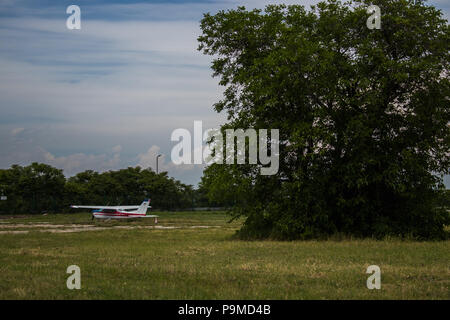 Alte Flugzeug sitzen auf einem unbenutzten Schürze in einem bulgarischen Flughafen Stockfoto