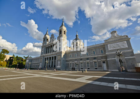 Die Almudena-kathedrale (Catedral de la Almudena), Madrid, Spanien Stockfoto