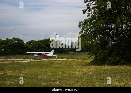 Alte Flugzeug sitzen auf einem unbenutzten Schürze in einem bulgarischen Flughafen Stockfoto