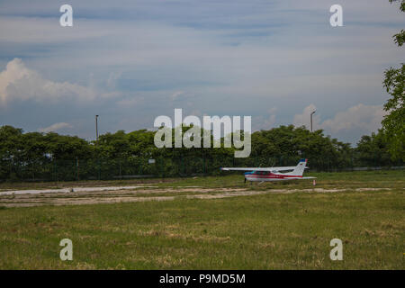 Alte Flugzeug sitzen auf einem unbenutzten Schürze in einem bulgarischen Flughafen Stockfoto