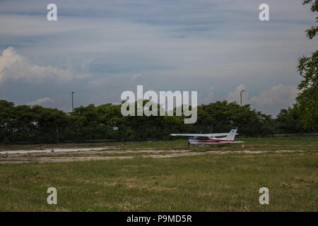 Alte Flugzeug sitzen auf einem unbenutzten Schürze in einem bulgarischen Flughafen Stockfoto