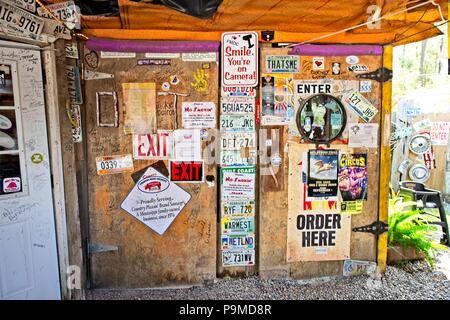 Ein Eingang zu einem Restaurant verfügt über einen einzigartigen Blick auf die Antiken und Collectibles Stockfoto