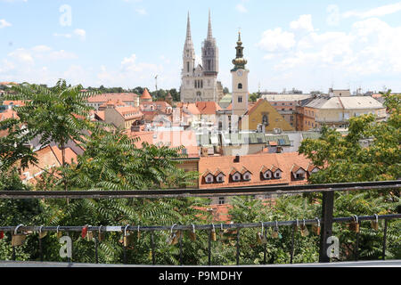 Blick auf die Kathedrale von Zagreb von der oberen Stadt, Zagreb, Kroatien. Stockfoto