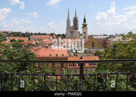 Blick auf die Kathedrale von Zagreb von der oberen Stadt, Zagreb, Kroatien. Stockfoto