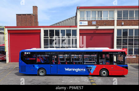 Warringtons eigene Busse, Hauptdepot mit Bus vor dem Hotel, Wilderspool Causeway, Cheshire, Nordwestengland, Großbritannien, jetzt ein Projekt von Langtree Property Partners Stockfoto
