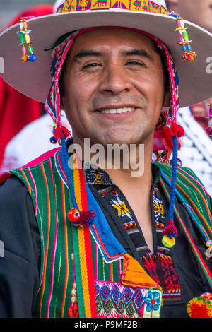 Nis, Serbien - Juli 16, 2018 Portrait von bolivianischen Mann in traditionellen nationalen Tracht und Hut auf dem Kopf. Close Up, selektiver Fokus Stockfoto