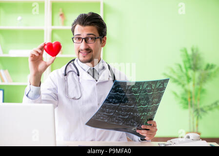 Arzt Radiologe an x-ray im Krankenhaus Scan Stockfoto