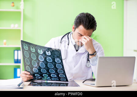 Arzt Radiologe an x-ray im Krankenhaus Scan Stockfoto