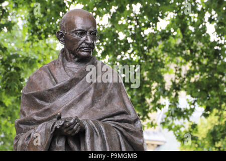 Die Bronzestatue von Mahatma Gandhi in Parliament Square, Westminster, London, ist eine Arbeit des Bildhauers Philip Jackson. Stockfoto