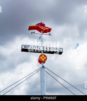 Rail Runner Express S-Bahn South Capitol station unterschreiben bei roadrunner Logo und Zia Symbol in Santa Fe New Mexico USA. Stockfoto