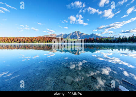 Weitwinkelansicht Patricia Lake mit Pyramide Berg im Hintergrund und misty Nebel auf der Oberfläche des Wassers. Ruhiges Wasser erstellen serene Reflexionen. Stockfoto