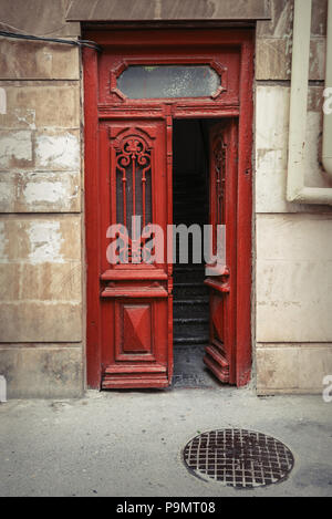 Braun Holz- Eingang Tür auf 1850 Altes Haus außen geöffnet Stockfoto