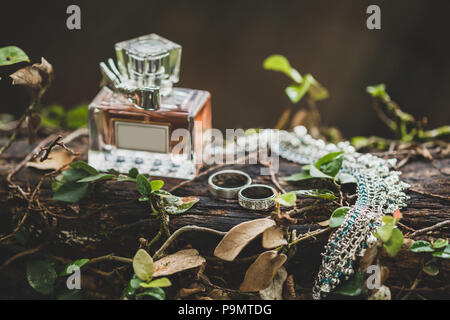 Flasche luxus Parfum- und Trauringe. Natur tropischen Hintergrund Stockfoto