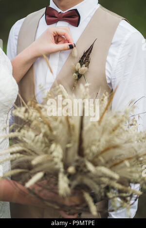 Wedding Bouquet mit getrockneten Blumen und ährchen Boho style in Bräute Hände Stockfoto