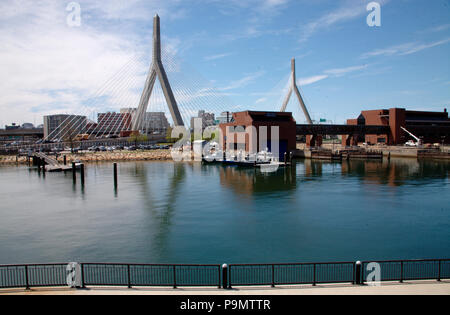 Blick auf den Charles River und Leonard S. Zakim Bunker Hill Memorial Bridge von Charlestown bridge Stockfoto