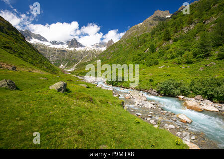 Gorezmettlenbach Fluss mit Schweizer Alpen (Wandenhorn, Grassengrat und Chlo Spannort) am Sustenpass, Schweiz, Europa. Stockfoto