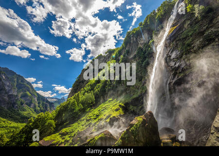 Wasserfall von Foroglio mit Schweizer Alpen im Kanton Tessin, Bavona Tal, in der Schweiz, in Europa. Stockfoto