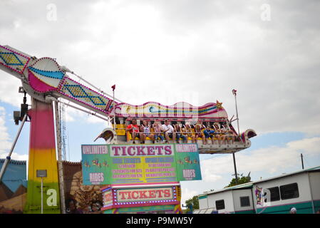 State Fair carnival Ride mit Kindern lachen und Spaß haben Stockfoto