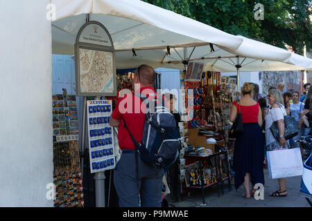 Der Mensch, der eine Karte des Jüdischen Viertels in der Szeroka Straße, Kazimierz, Altstadt, Krakau, Polen, Europa. Stockfoto