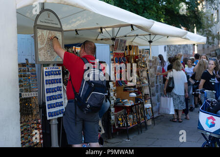 Der Mensch, der eine Karte des Jüdischen Viertels in der Szeroka Straße, Kazimierz, Altstadt, Krakau, Polen, Europa. Stockfoto