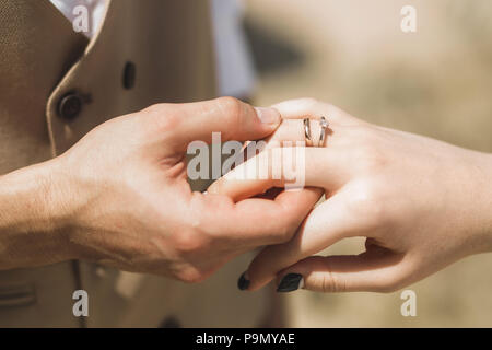 Tragen ring Bräutigam der Braut hand auf Hochzeit close-up Stockfoto