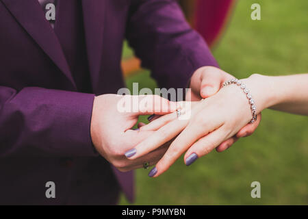 Tragen ring Bräutigam der Braut hand auf Hochzeit close-up Stockfoto