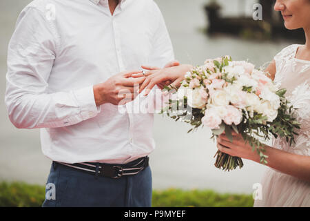 Tragen ring Bräutigam der Braut hand auf Hochzeit close-up Stockfoto