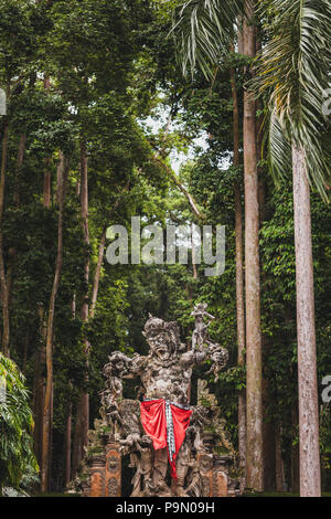 Riesige balinesischen Statue in Sangeh Monkey Forest Stockfoto